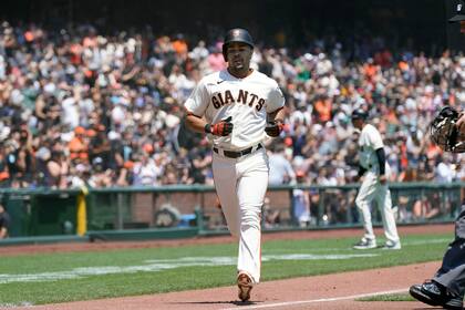 LaMonte Wade Jr. de los Gigantes de San Francisco corre las bases tras su jonrón ante los Piratas de Pittsburgh el domingo 25 de julio del 2021 en San Francisco. (AP Foto/Jeff Chiu)