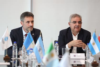 Lamothe (secretario general del CFI) y Jalil (presidente pro témpore del grupo de gobernadores del Norte Grande), al encabezar la reunión de gobernadores