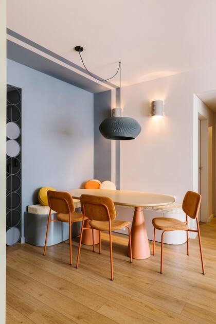 Lámpara colgante (KOLOR Iluminación). Mesa (diseño de Camila Monge por Taller Ferro). Aplique de pared (diseño de Camila Monge hecho por un herrero del Estudio)