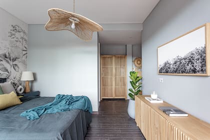 Lámpara colgante y mueble bajo de álamo (Sol Palou Deco), con frente varillado, al igual que el placard.