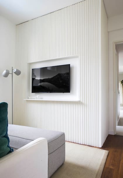 Lámpara de pie (Frontera). Mueble de televisión (Estudio MMC)