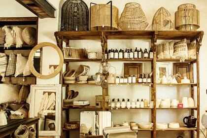 Lámparas de hilo Kraft, espejos de madera recuperada y pequeños objetos artesanales, acompañan la onda rústica y natural que propone Delfi Gismondi Deco Handmade.