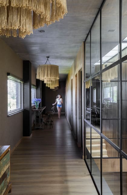 Lámparas de techo (de hierro y tejido de hilo sisal), que son también un diseño de Alejandro y Florencia. Piso ‘Fusion Vinilum’ (Patagonia Flooring).