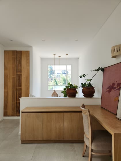 Lámparas de techo (Marne). Sobre el escritorio (Carpintería JS), cuadros apoyados (Mundo Apología). El mueble de kiri (Estudio Cuis) es similar a los del living; el mismo proveedor hizo las puertas del placar.