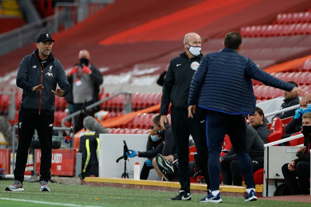 Lampard y Klopp discuten en pleno partido