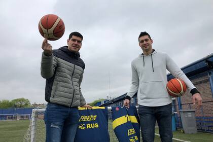 Lampe y Sandes, del actual equipo de básquet de Boca, posando en Casa Amarilla.