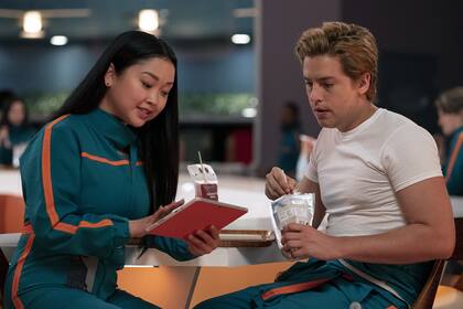 Lana Condor y Cole Sprouse en Sueños de Marte