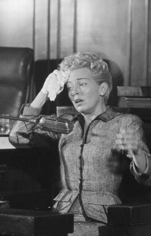 Lana Turner fotografiada mientras daba testimonio en la audiencia para determinar la responsabilidad de su hija en el crimen de su abusivo novio
