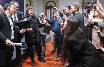 Lanari, Adorni y Milei, en conferencia de prensa