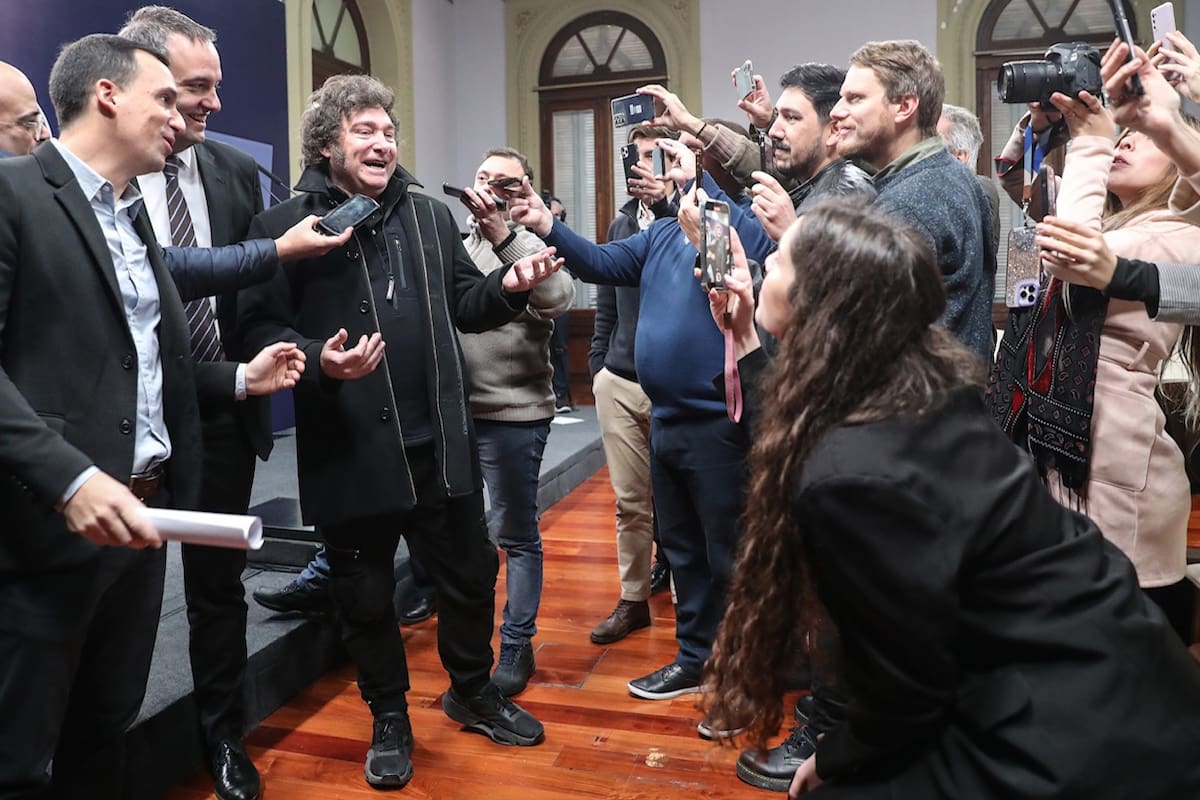 Lanari, Adorni y Milei, en un breve encuentro con la prensa en el salón de conferencias, en junio de 2024.
