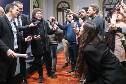 Lanari, Adorni y Milei, en un encuentro con la prensa acreditada de la Casa Rosada
