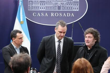 Lanari, Adorni y Milie, en conferencia de prensa