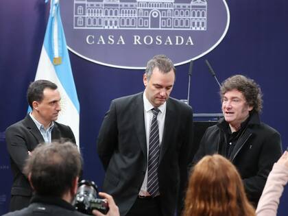 Lanari, Adorni y Milie, en conferencia de prensa
