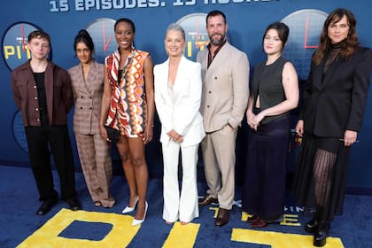 LaNasa con el elenco de The Pitt