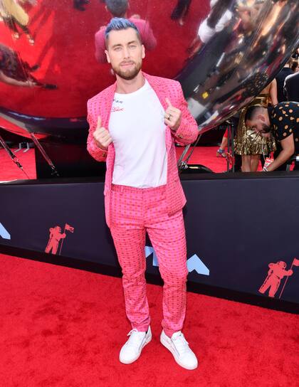 Lance Bass en traje rosado y zapatillas