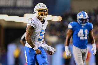 Lance lanza dos pases de touchdown y lidera a Chargers sobre Lions en juego del Salón de la Fama