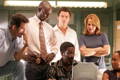 Lance Reddick en una escena de la gran serie de HBO The Wire, junto al resto del elenco