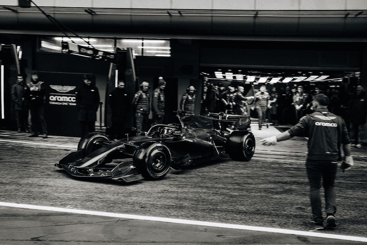 Lance Stroll sale del garaje de Aston Martin en el circuito de Montmeló; el equipo con sede en Silverstone presentó un modelo original, con el sello de su ingeniero estrella Adrian Newey