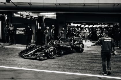 Lance Stroll sale del garaje de Aston Martin en el circuito de Montmeló; el equipo con sede en Silverstone presentó un modelo original, con el sello de su ingeniero estrella Adrian Newey