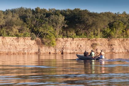 Lancha para recorrer el río Bermejo.