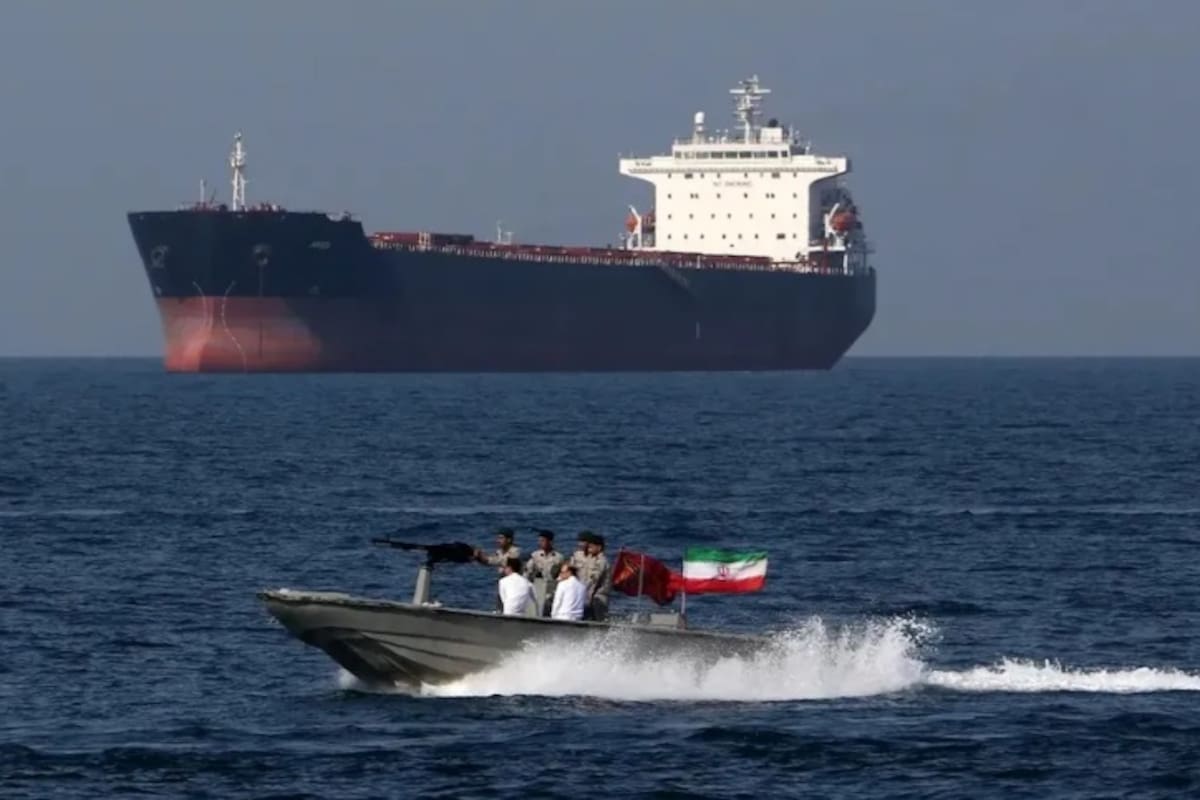 Lancha patrullera iraní en el Golfo Pérsico