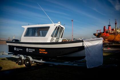 Lancha tipo tracker TND L-690 para la prevención de incendios en el Delta del Paraná