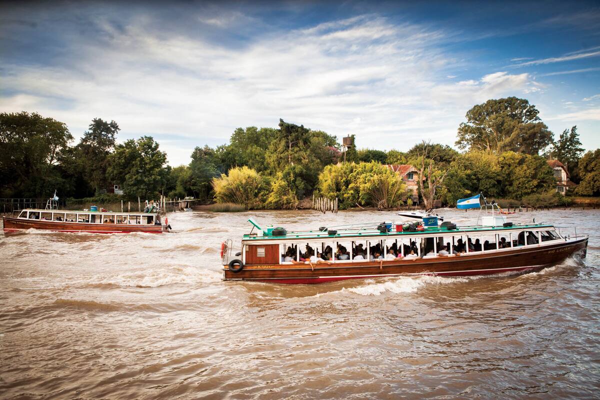 Lanchas colectivas sobre el río Luján