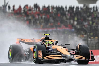 Lando Norris acelera su McLaren bajo la lluvia en el circuito de Shangái