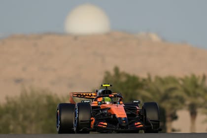 Lando Norris al volante de su McLaren durante la pretemporada de la Fórmula 1, el 11 de febrero de 2