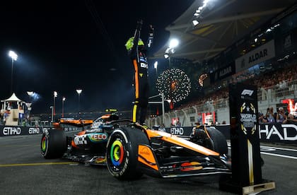 Lando Norris, arriba del McLaren, con el que se consagró campeón (Photo by Bryn Lennon - Formula 1/Formula 1 via Getty Images)
