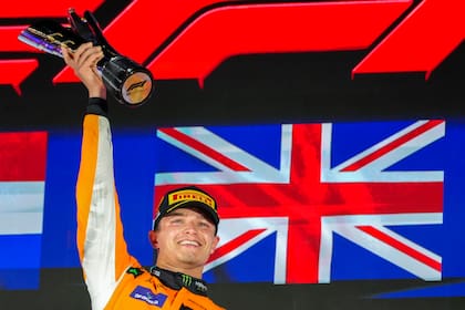 Lando Norris de McLaren celebra tras ganar el Gran Premio de Singapur, el domingo 22 de septiembre de 2024, en el circuito de Marina Bay. (AP Foto/Vincent Thian)