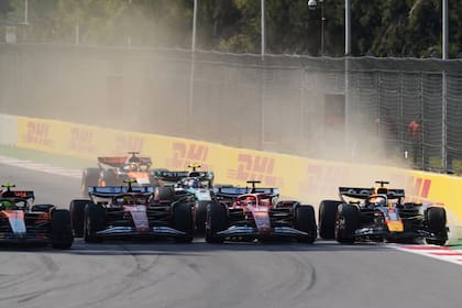 Lando Norris, Lewis Hamilton, Charles Leclerc y Max Verstappen llegan casi a la par a la Curva 1: un lanzamiento agitado enseñó la Fórmula 1 en el autódromo Hermanos Rodríguez