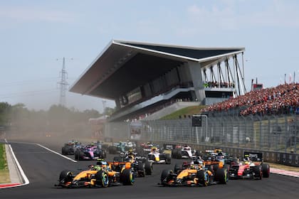 Lando Norris lidera el pelotón en la primera curva del circuito Hungaroring; en la siguiente variante perdería la cabeza de la carrera con su compañero Oscar Piastri
