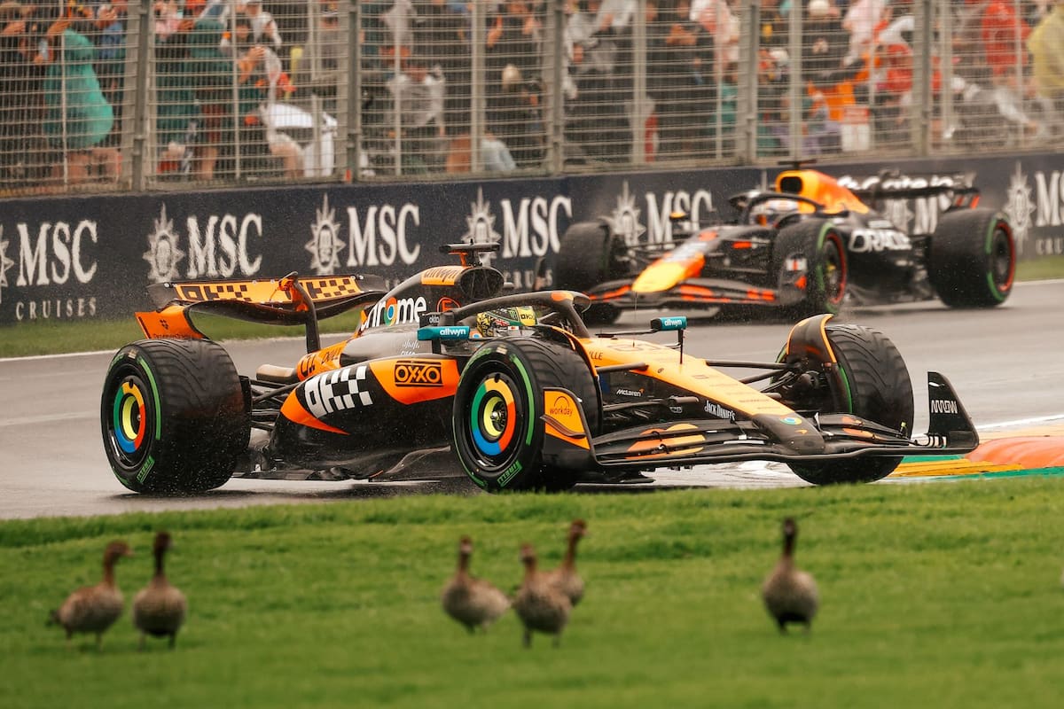 Lando Norris lideró toda la carrera en Australia, pero la lluvia y el auto de seguridad hicieron peligrar su triunfo en la fecha inaugural de la Fórmula 1; en el desenlace logró resistir a Max Verstappen.