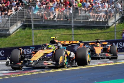 Lando Norris marca el camino a su compañero Oscar Piastri en el circuito Red Bull Ring; en Austria, McLaren firmó el cuarto 1-2 del año y el número 53 de su historia