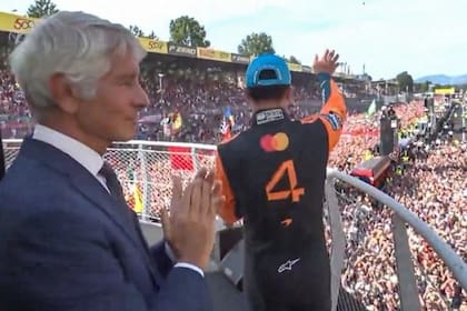 Lando Norris saluda al público: fue abucheado en el podio de Monza