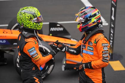 Lando Norris y Oscar Piastri, el saludo entre los compañeros de equipo y rivales en McLaren; una pulseada que por ahora no ofrece la épica de las que compusieron Alain Prost y Ayrton Senna o Lewis Hamilton y Fernando Alonso