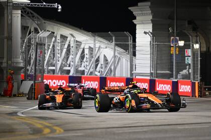 Lando Norris y Oscar Piastri, un duelo de compañeros de equipo que en el Gran Premio de Singapur reanimó la rivalidad entre los dos principales candidatos en el Mundial de Pilotos
