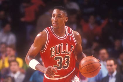 LANDOVER, MD - DECEMBER 14: Scottie Pippen #33 of the Chicago Bulls dribbles up court during a basketball game against the Washington Bullets at the Capitol Centre on December 14, 1991 in Landover , Maryland. The Bulls won 113 -100. (Photo by Mitchell Layton/Getty Images)