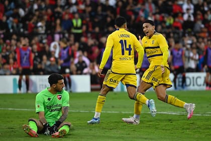 Langoni, autor del segundo gol de Boca, va al abrazo de Equi Fernández, con Macagno en el piso
