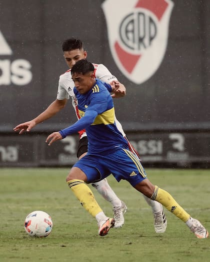Langoni deja atrás a un rival de River, jugando para las inferiores de Boca