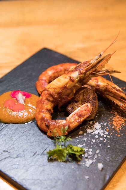Langostinos al hierro con salsa bisque y curry rojo.