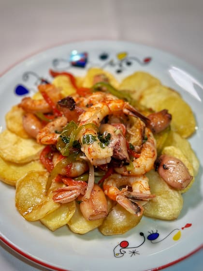 Langostinos, chipirones y papas.