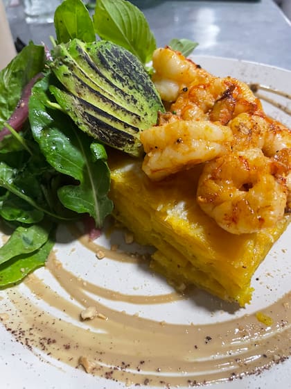 Langostinos con palta y milhojas de papa.