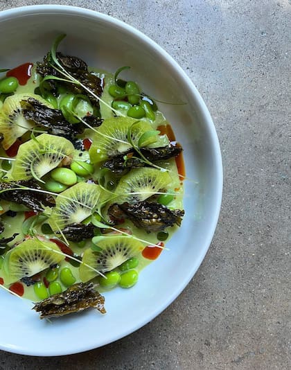 Langostinos, leche de tigre de edamames ahumados, kiwi y wakame: todo hecho con productos locales, otro de los orgullos del restaurante.