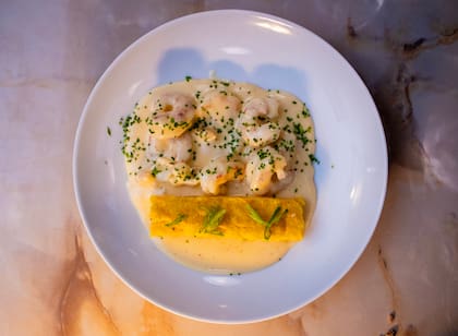 Langostinos, pan de maíz y beurre blanc (o mantequilla blanca)