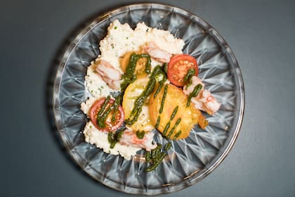 Langostinos, ricota, tomate y pesto.
