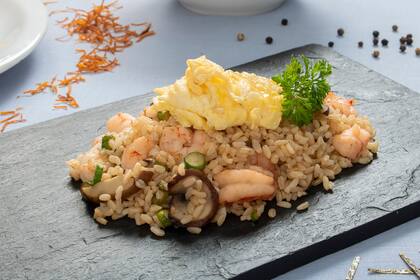 Langostinos salteados con arroz. Como explica Iwao, la clave es no sobre cocinarlos.