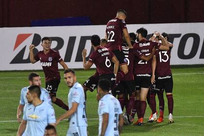 Lanus Celebra el tercer gol convertido por Tomas Belmonte.