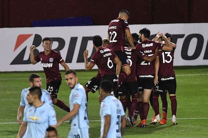 Lanus Celebra el tercer gol, convertido por Tomás Belmonte